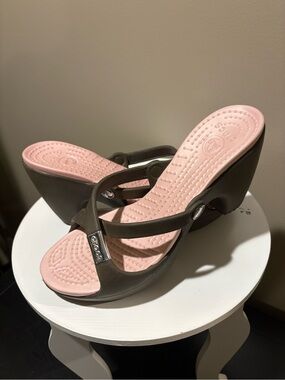 CROCS Pink Footbed Brown Wedge Sandals with Crossover Straps